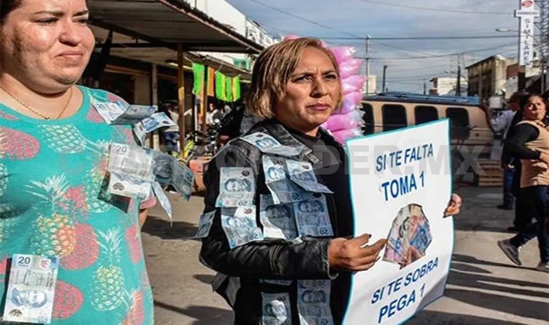 Las mujeres se colocaron billetes de 20 pesos pegados en sus cuerpos. Twitter