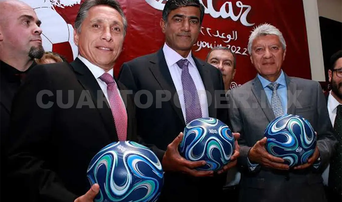 Al-Kuwari (en medio) junto a los exfutbolistas mexicanos Manuel Negrete y Jesús Ramírez. Agencias
