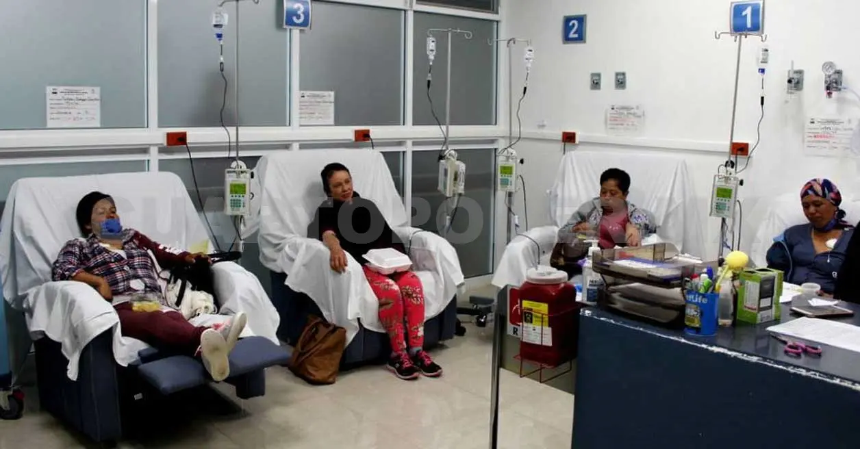 Exigieron al gobierno cumplir su promesa de que los servicios y medicamentos serían completamente gratuitos. Twitter