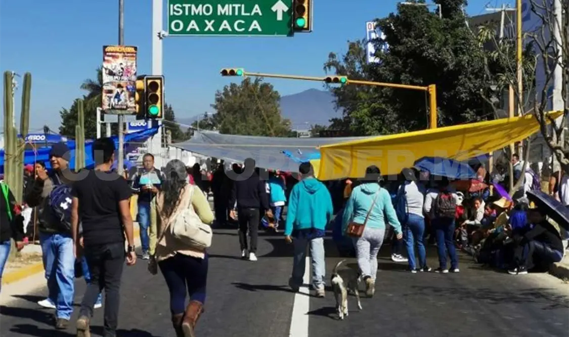 Los profesores exigen al IEEPO que reconozca la Dirección General de Educación de Pueblos Originarios de Oaxaca. El Universal