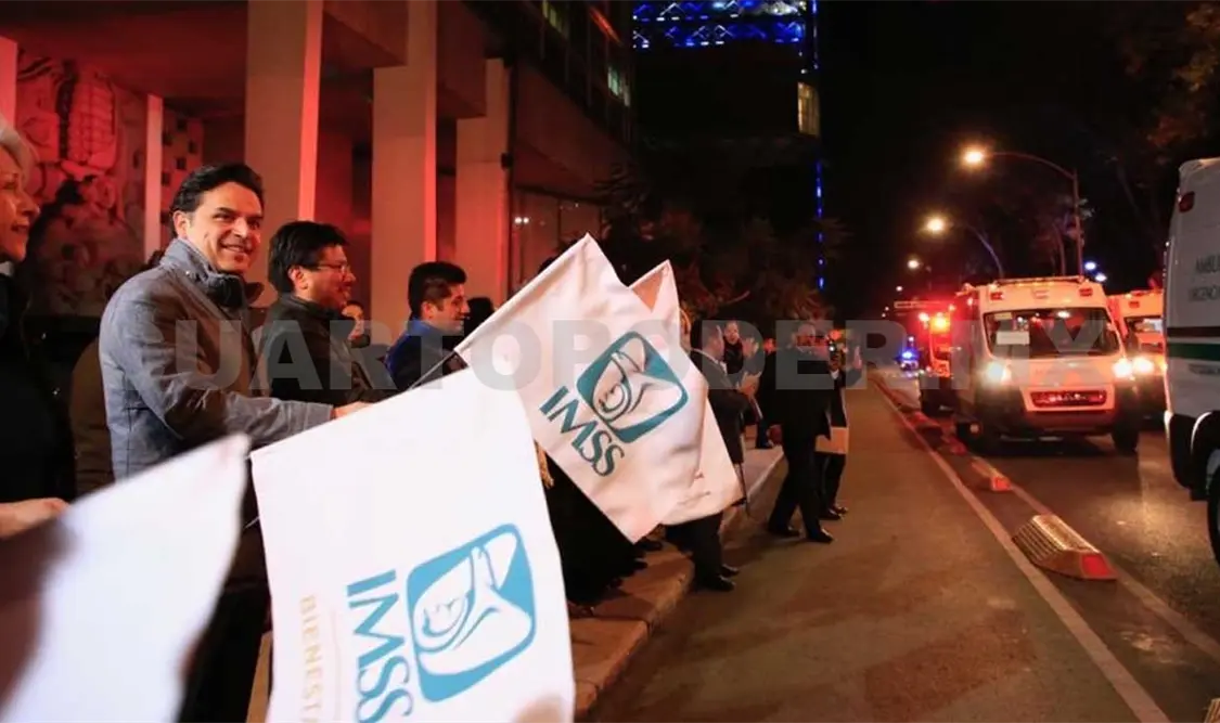 Zoé Robledo dio el banderazo de salida de 20 ambulancias que sustituirán a las que operaban en hospitales del IMSS. Twitter