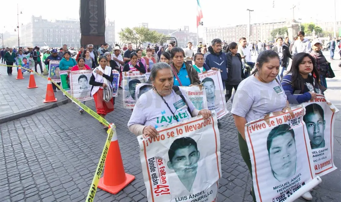 Familiares de los 43 normalistas desaparecidos se reunieron con el presidente Obrador. El Universal