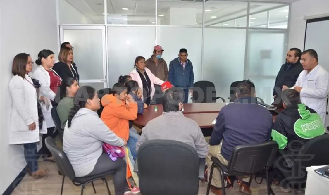 Padres de niños con cáncer se reunieron con autoridades de Salud en Puebla para tratar el problema. Twitter