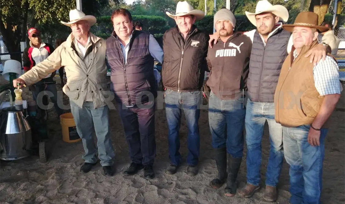 El alcalde Mariano Rosales Zuarth dio el arranque a la primer ordeña del concurso de la vaca lechera. CP