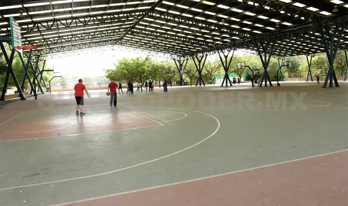 Las canchas techadas de Basquetbol y Voleibol son las que tienen mejor apariencia en el inmueble. Guillermo Ramos/CP