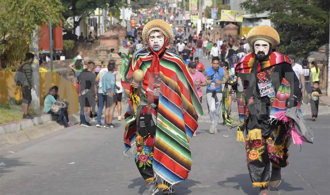 Habituales y recurrentes corredores ya están listos para seguir “coloreando” la tradicional carrera. Guillermo Ramos/CP