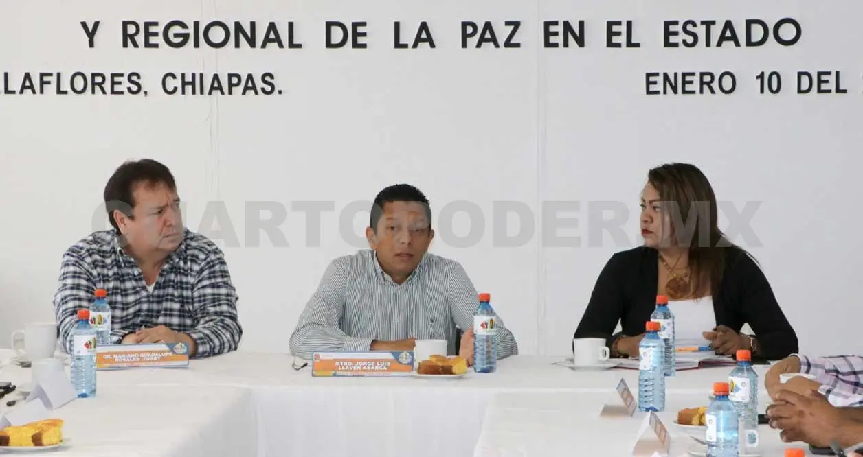 El fiscal general Jorge Luis Llaven Abarca y el alcalde de Villaflores, Mariano Rosales, encabezaron la Mesa de Seguridad Regional. Cortesía