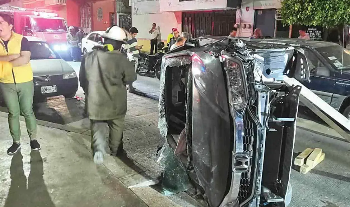 Queda prensado al volcar su auto