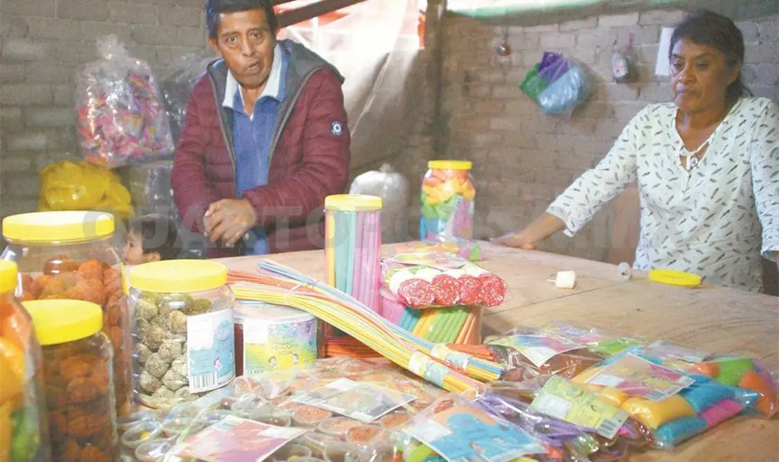 Ante la falta de empleo, Alfredo Palacios y Lucía Cruz López comenzaron a elaborar dulces artesanales. Twitter