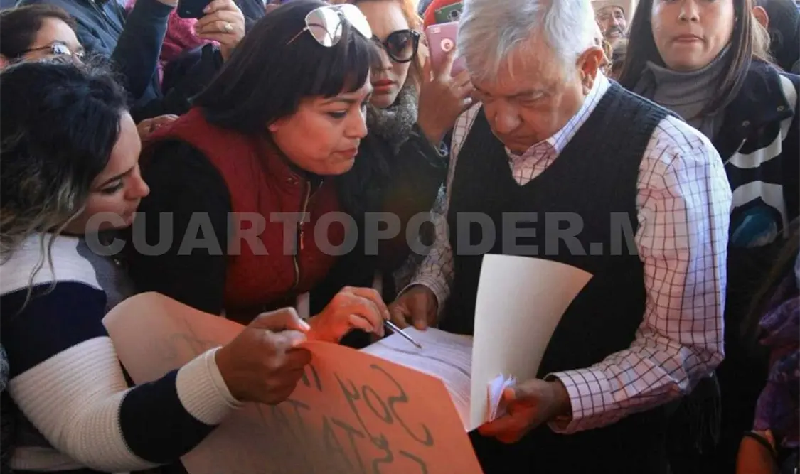 La joven se acercó al presidente y le entregó dos cartas explicando su caso. Twitter
