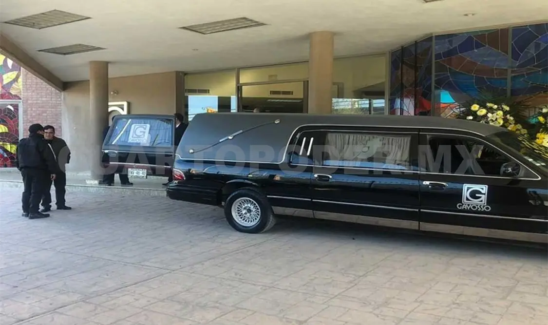 Personal de vigilancia no permitió acceso en la funeraria donde se veló el cuerpo de José Ángel. Twitter