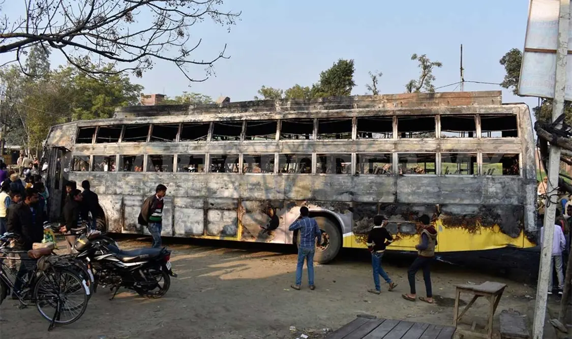 El conductor del camión perdió el control de la unidad y provocó el choque con el autobús. Twitter