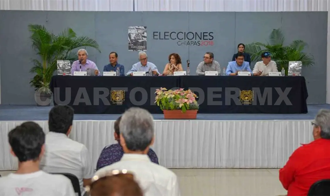 Autoridades electorales, educativas y parte de quienes hicieron posible el proyecto. Ricardo López / CP