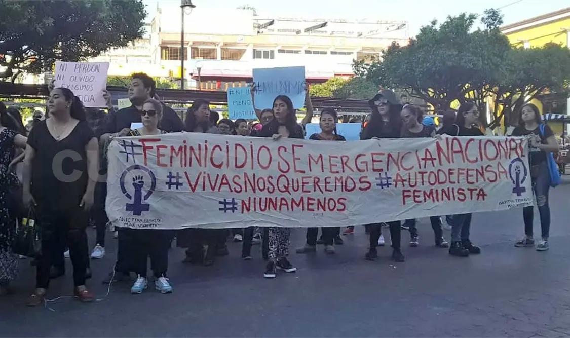 Frente a la presidencia municipal de Tonalá, familiares de víctimas de feminicidios demandaron mayor seguridad. Cortesía