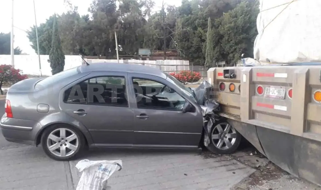 Jetta se estrella contra un tráiler
