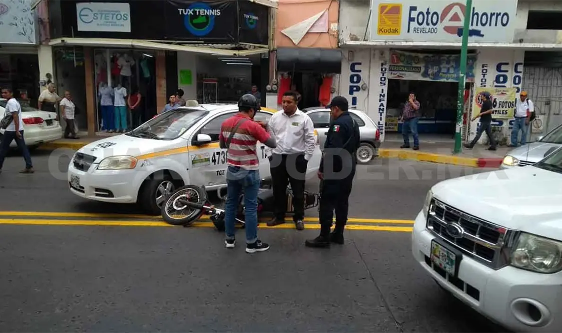 Taxista intentó dar vuelta en “U” y provoca choque
