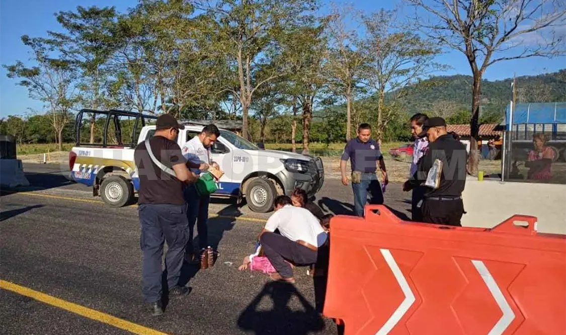 Motociclista arrolla a mujer y a sus hijos