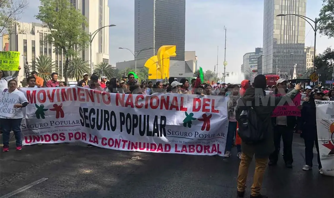 Extrabajadores del Seguro Popular realizan bloqueo