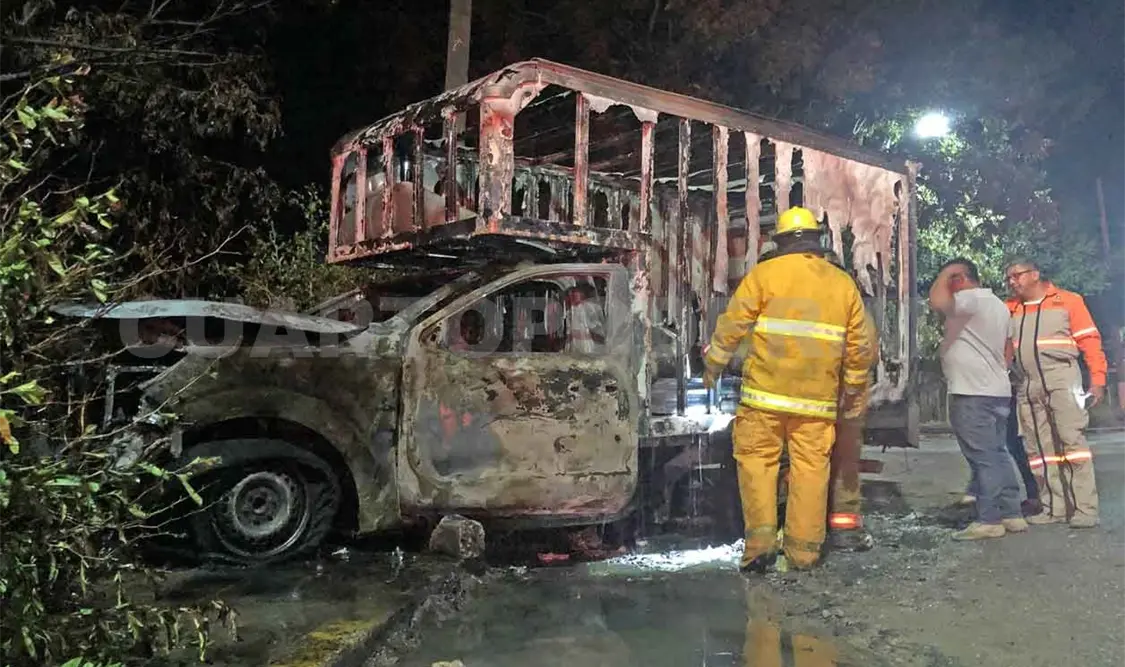 Camioneta de Avon queda en cenizas