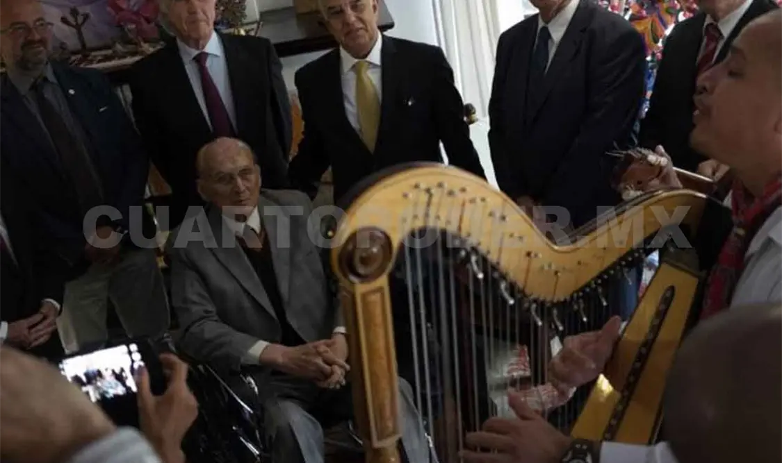 Luis Echeverría llega a 98 años; festeja con mole
