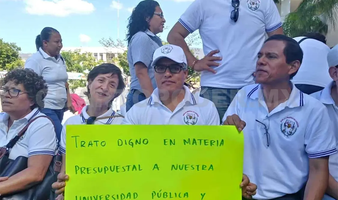 Docentes de la Unicach inician huelga de “brazos caídos”