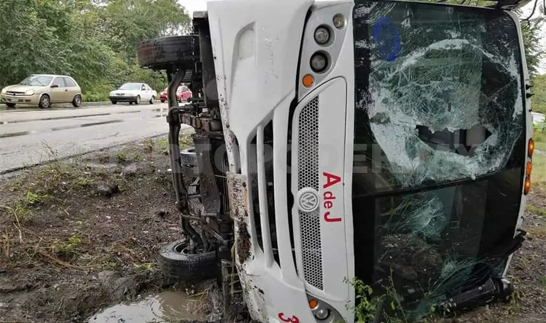 Volcadura de microbús se saldó con 10 heridos