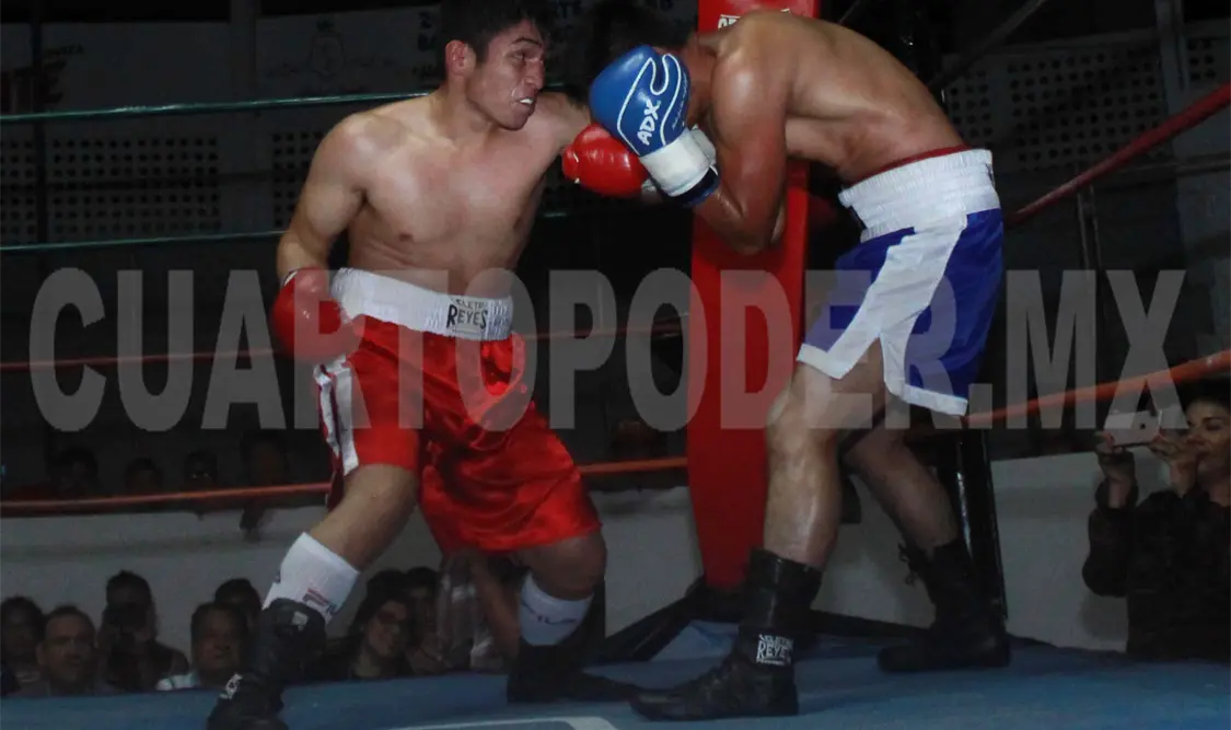 Fulminante fue la manera en que el feroz “Lobito” conectó al rostro de su rival para así ganar la pelea. Cortesía