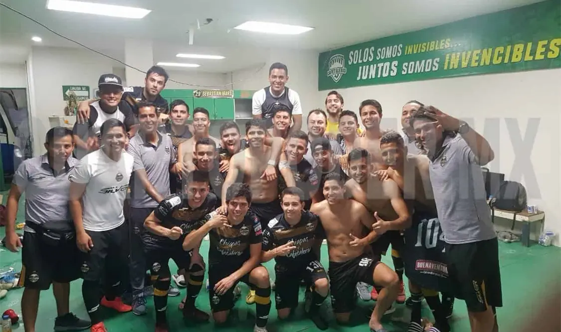 Celebrando en el vestidor el importante triunfo para iniciar la segunda vuelta del campeonato. Cortesía