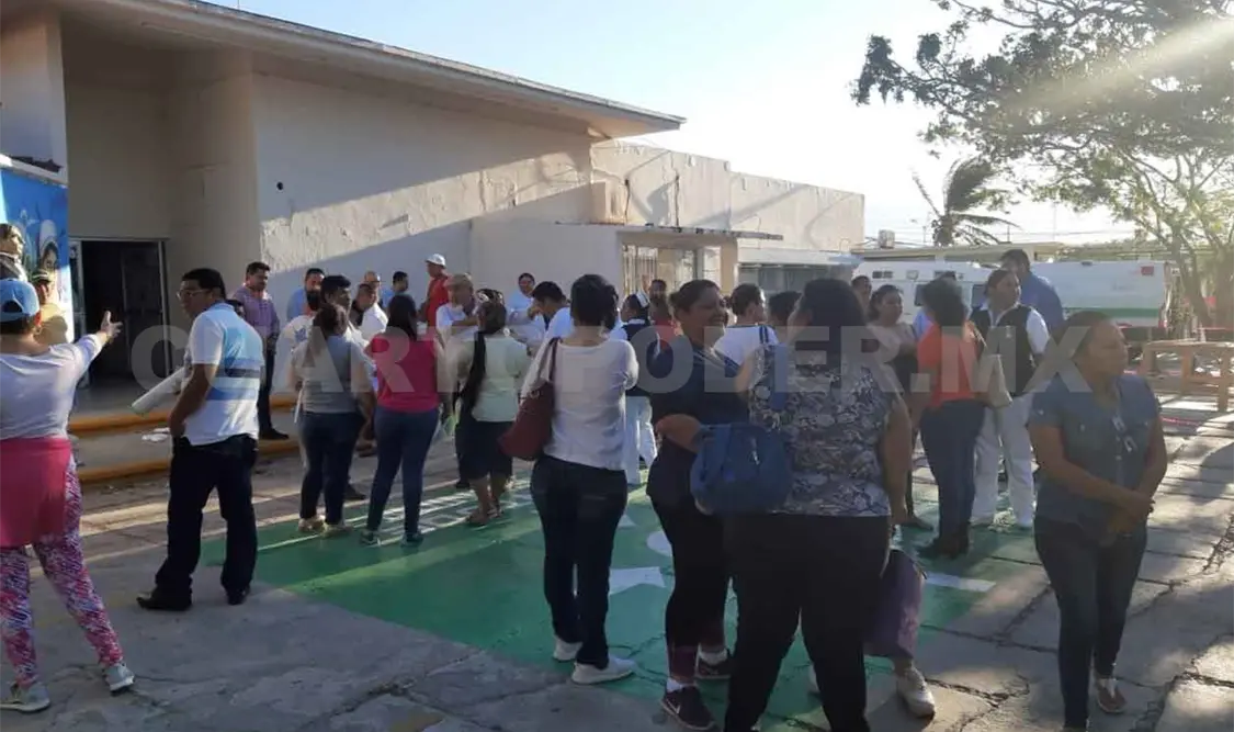 Exigen destitución de directora de hospital