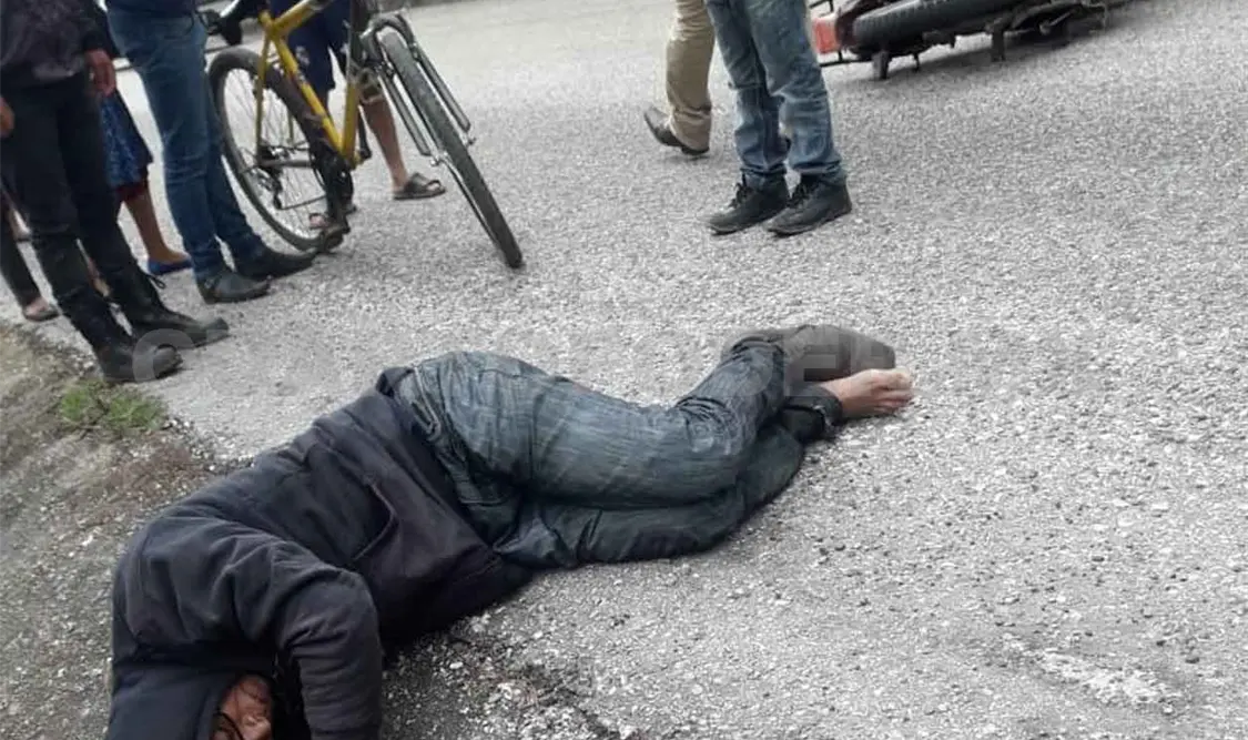 Moto se impacta contra una combi