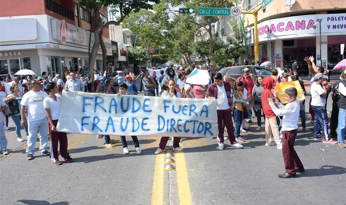 Por saquear recursos exigen destitución de director