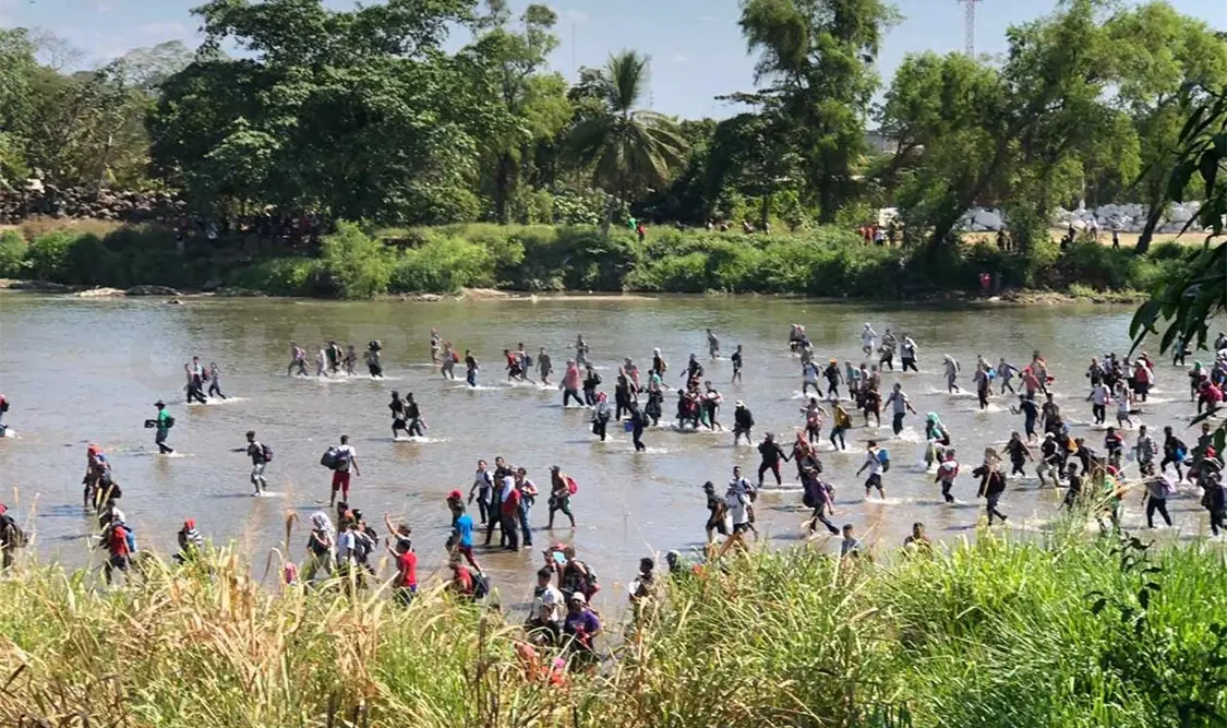 Caravana de migrantes se enfrenta con autoridades