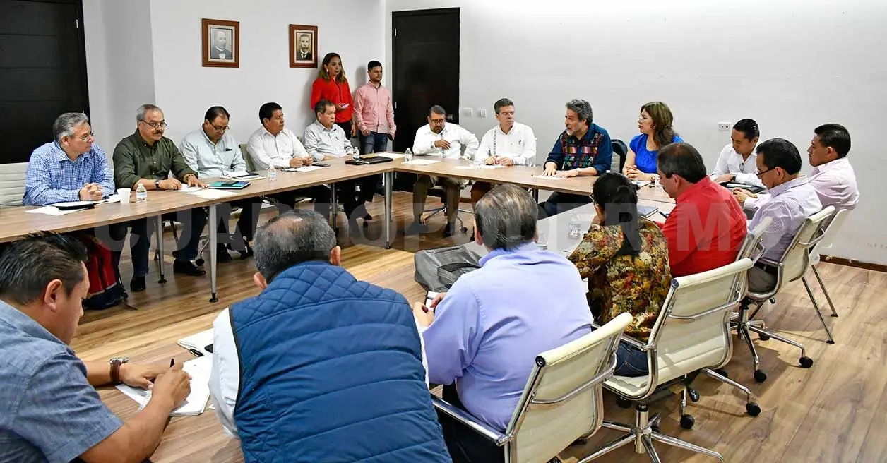 Se reúne Brito con autoridades para atender temas de escuelas