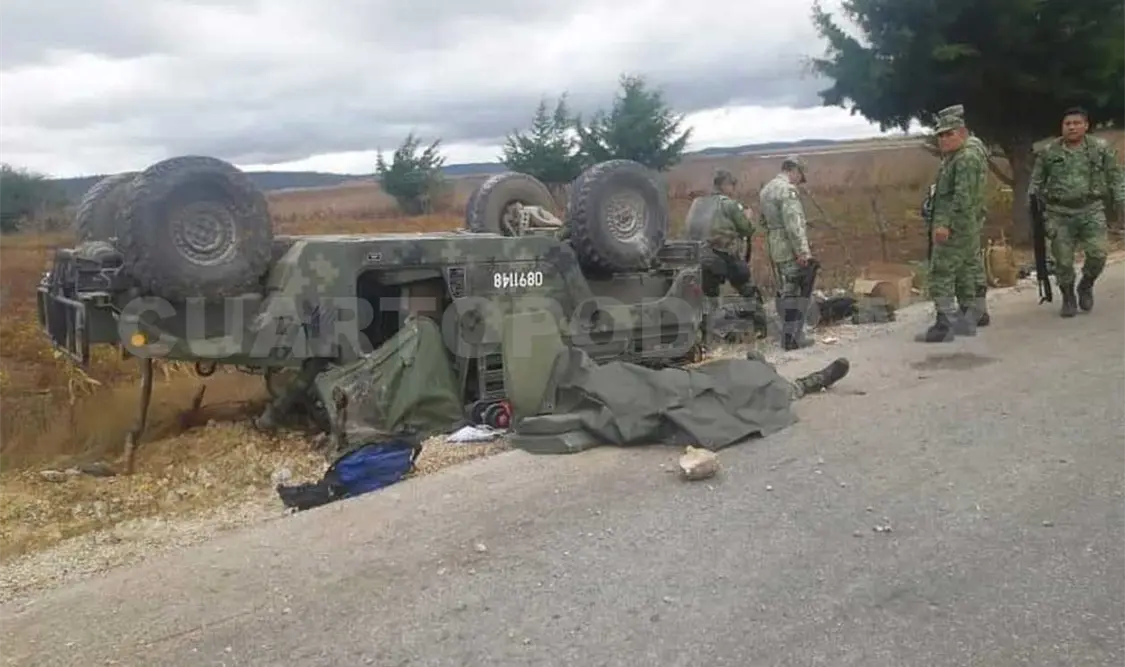 Fallece teniente al volcar camión militar; tres heridos