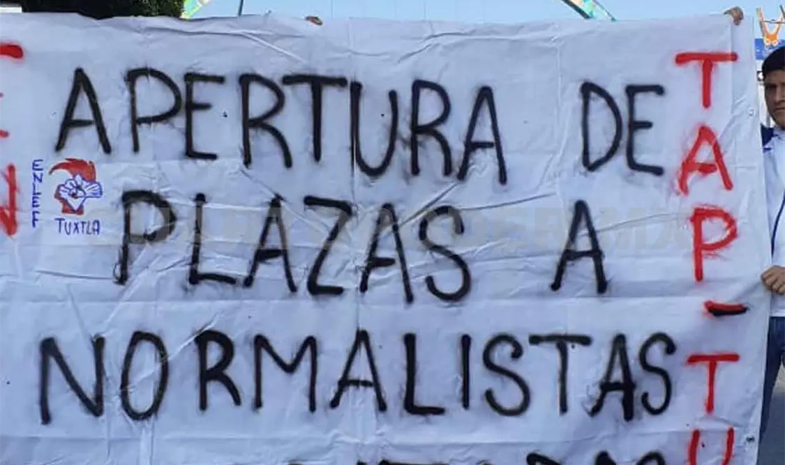 Egresados de la ENLEF marchan para pedir plazas