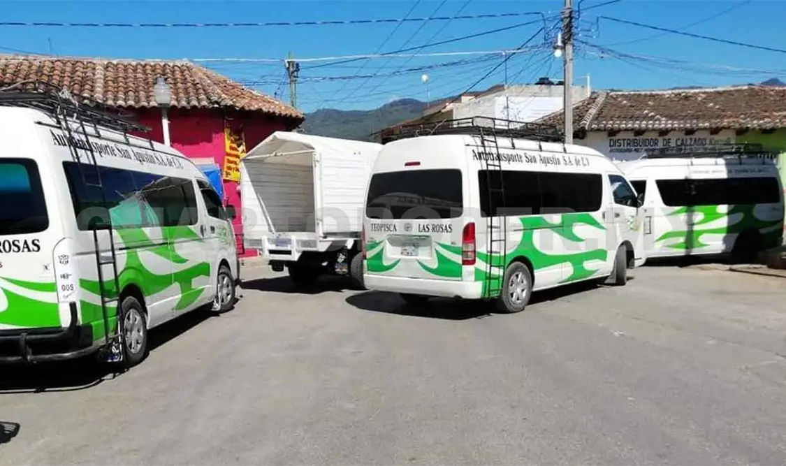 Transportistas bloquean el centro de Teopisca