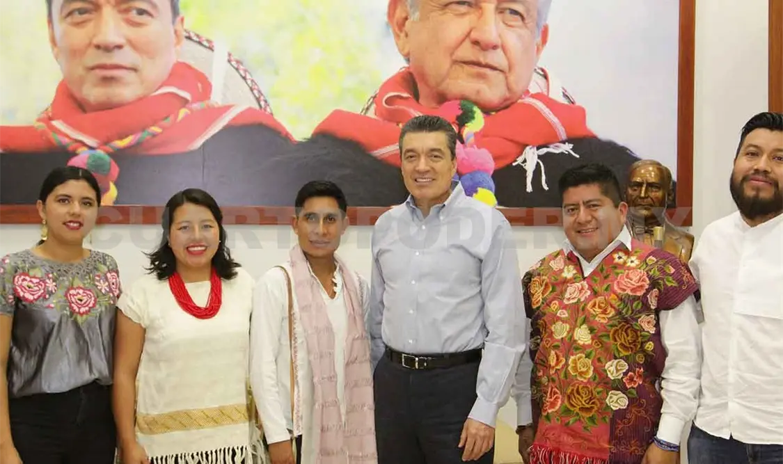 Reconoce Escandón talento de diseñador chiapaneco