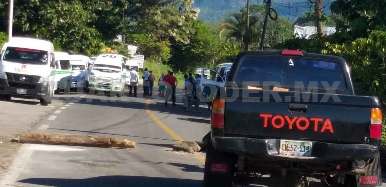 Habitantes realizan de nuevo bloqueo carretero