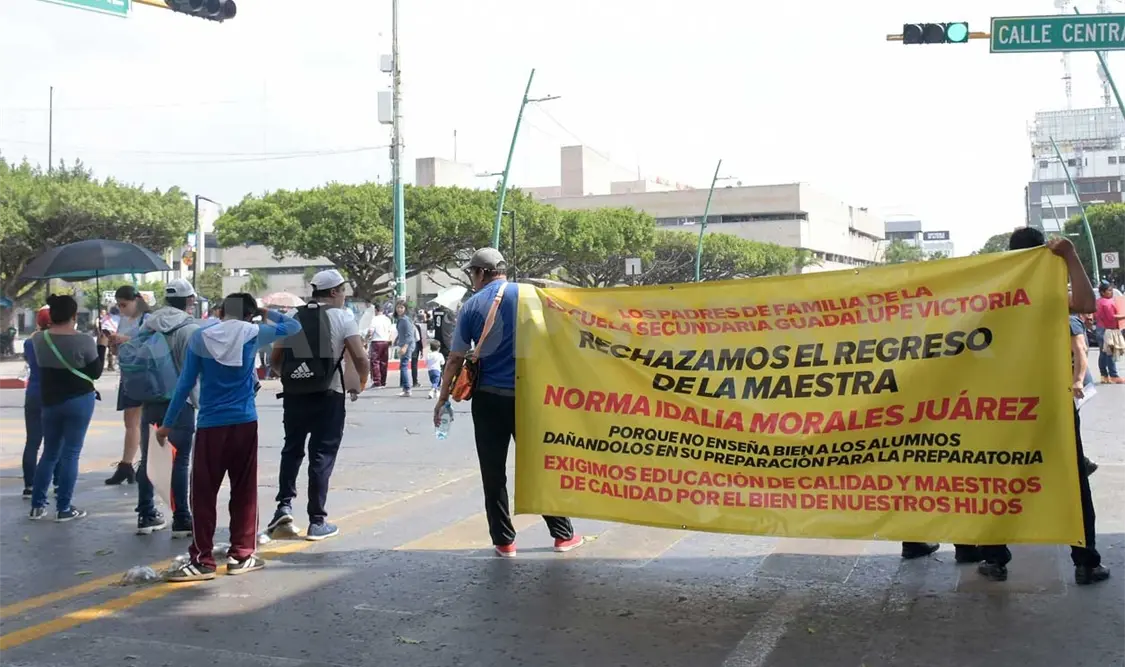 ¡Queremos maestros!, exigen estudiantes de secundarias