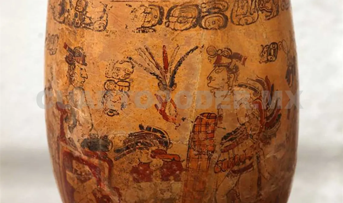 Exhiben vaso del período clásico con inscripción glífica