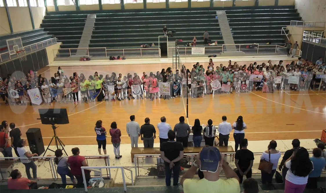 Buen aforo registró el inmueble deportivo para el inicio del campeonato en honor de un gran promotor del Voleibol. Guillermo Ramos/CP