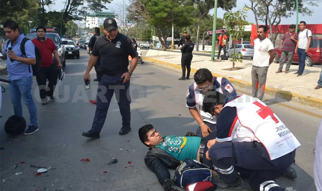 Se estrella contra colectivo y queda con la pierna rota