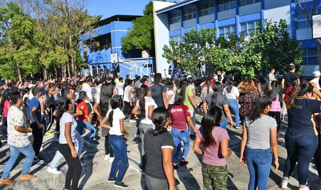 Participan casi mil alumnos en activación física
