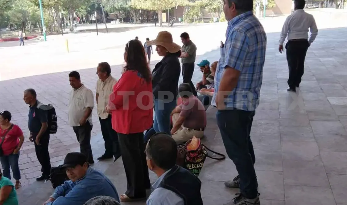 Continúan confrontaciones entre burócratas