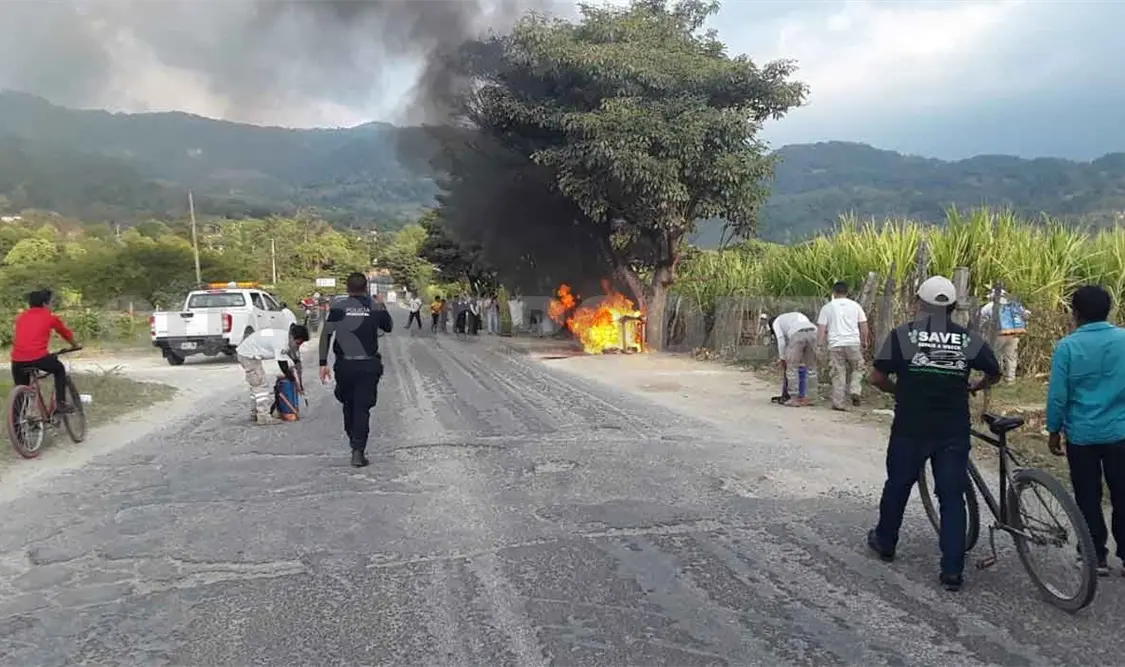 Desconocidos incendian puesto de gasolina