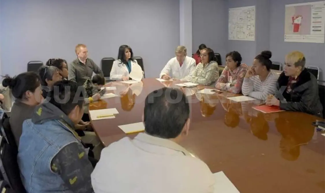 Directora atiende a padres de niños con cáncer