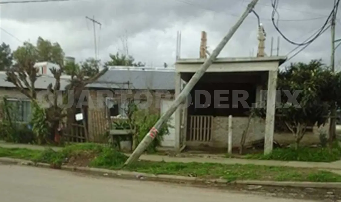 Poste de luz amenaza con caer en viviendas