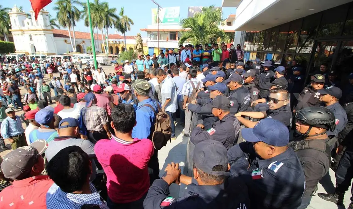 Desalojan a inconformes de alcaldía de Tapachula