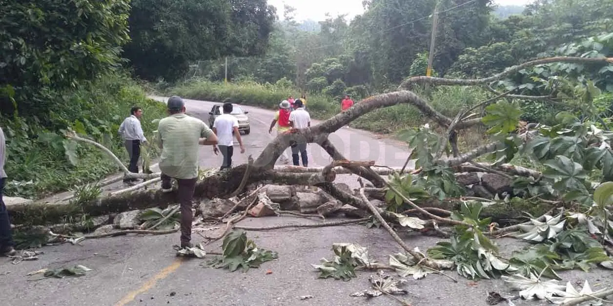 Se agudizan bloqueos de carretera