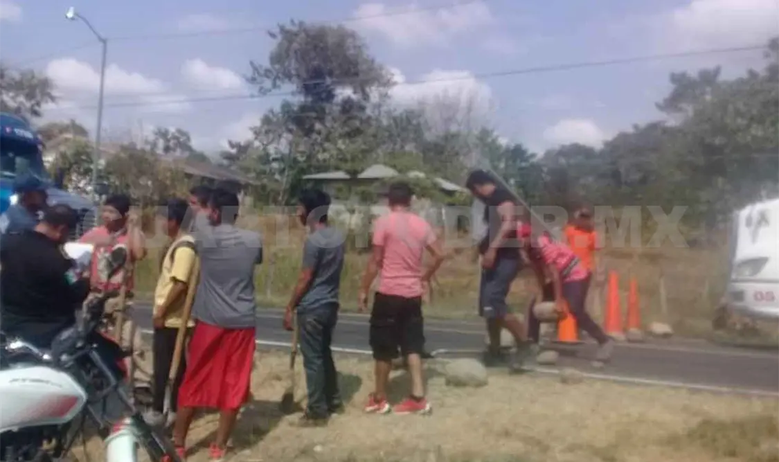 No pagan a trabajadores y bloquean la Costera